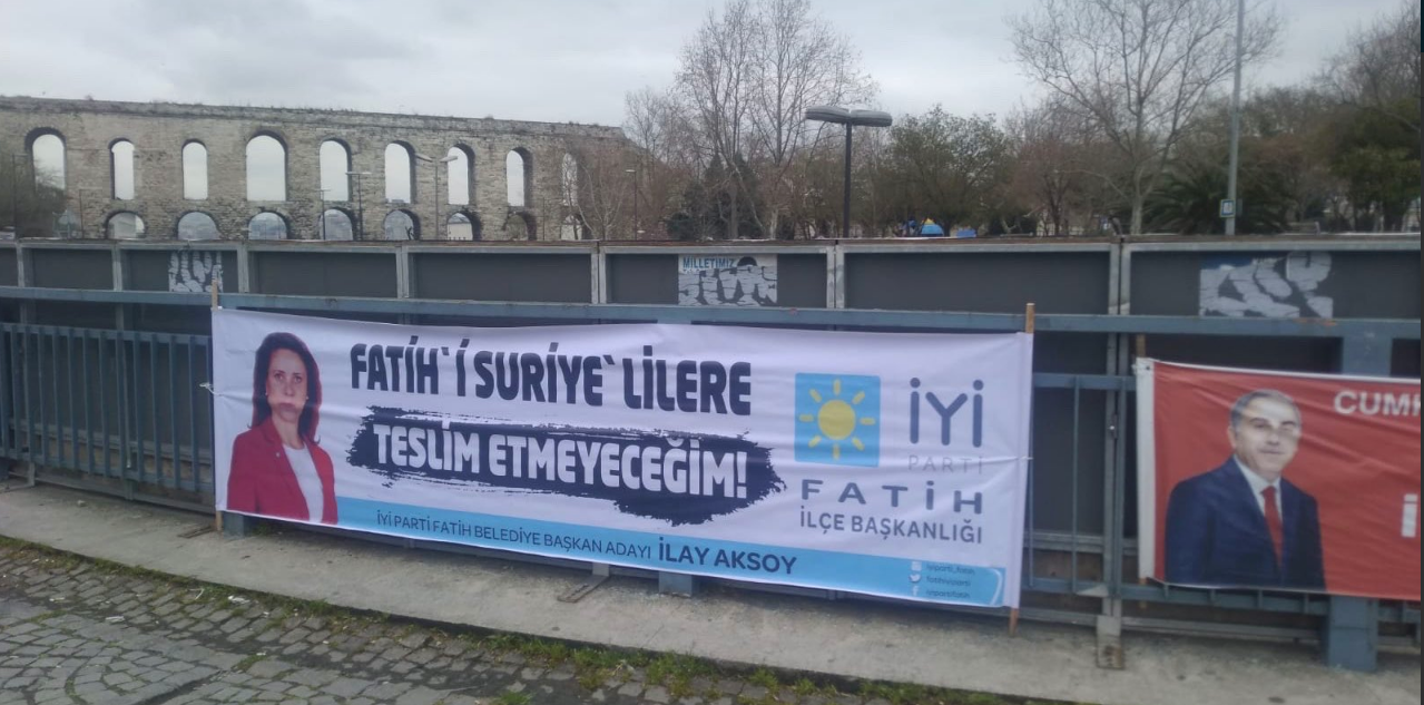 İYİ Parti'nin Fatih adayı İlay Aksoy'un pankartı olay çıkardı