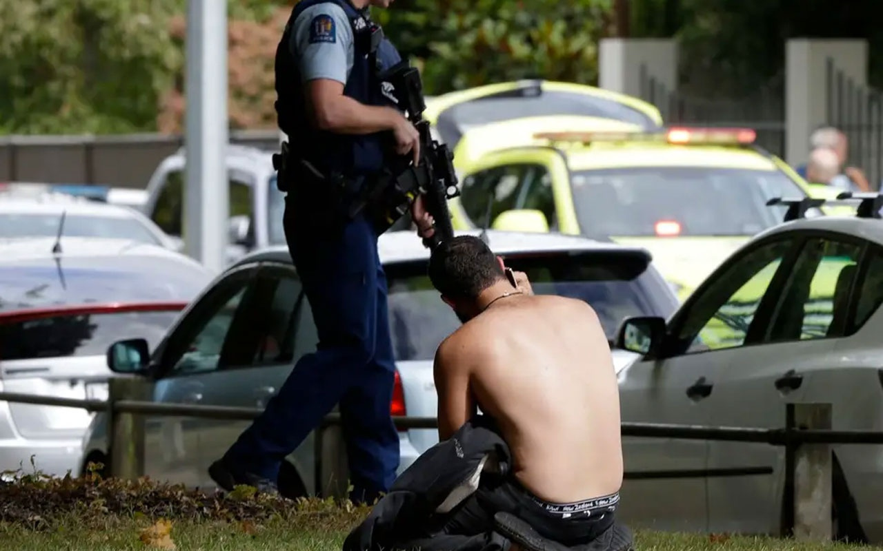 Yeni Zelanda'da iki camiye silahlı saldırı çok sayıda ölü ve yaralı var
