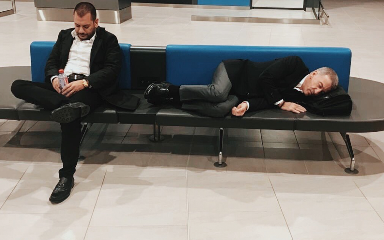 Ahmet Ağaoğlu havaalanında böyle uyudu