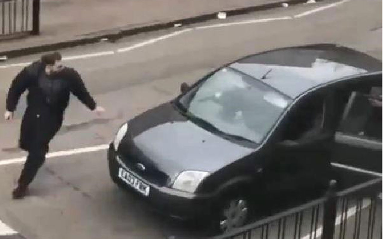 Londra'da cami önünde müslüman gruba ırkçı saldırı!