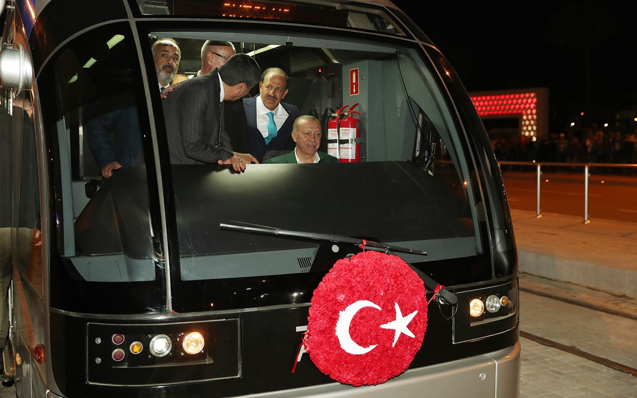 Cumhurbaşkanı Erdoğan Antalya'da yeni yapılan tramvay hattını açtı