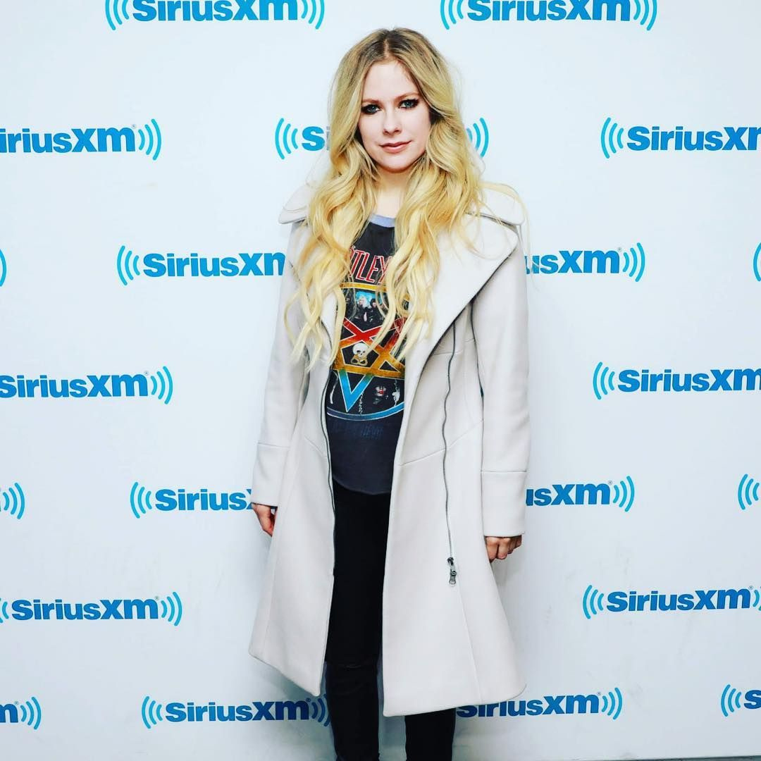 Seksi şarkıcı hakkında bomba iddia: Avril Lavigne öldü ve...
