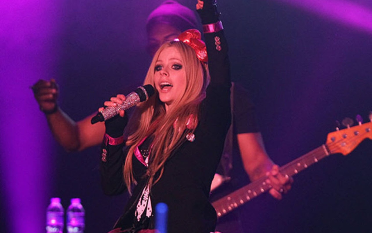 Seksi şarkıcı hakkında bomba iddia: Avril Lavigne öldü ve...