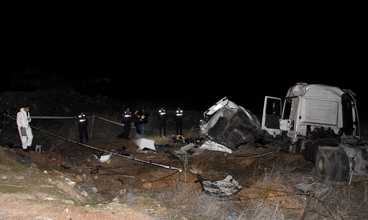 Kırşehir'de otomobille TIR çarpıştı: 3 ölü, 3 yaralı