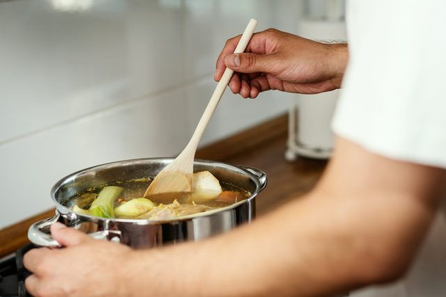 Bu yöntemleri kimse bilmiyor! Çorba pişirirken tahta kaşık kullanırsanız...