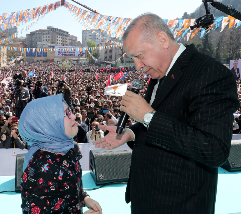 Cumhurbaşkanı Erdoğan, kendisine mektup yazan Şevval'le sahnede buluştu