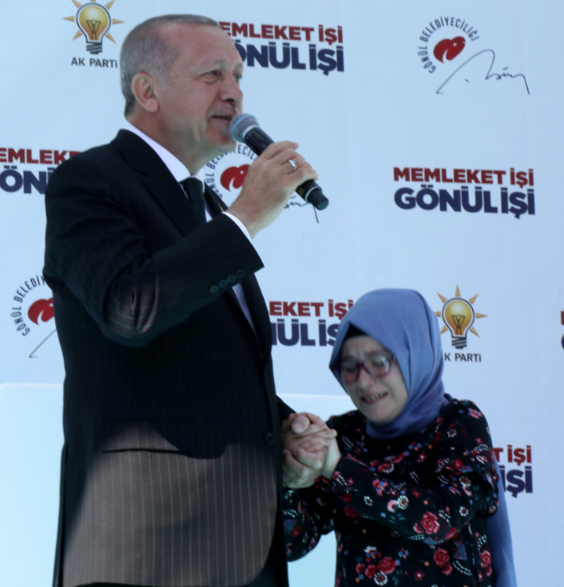 Cumhurbaşkanı Erdoğan, kendisine mektup yazan Şevval'le sahnede buluştu
