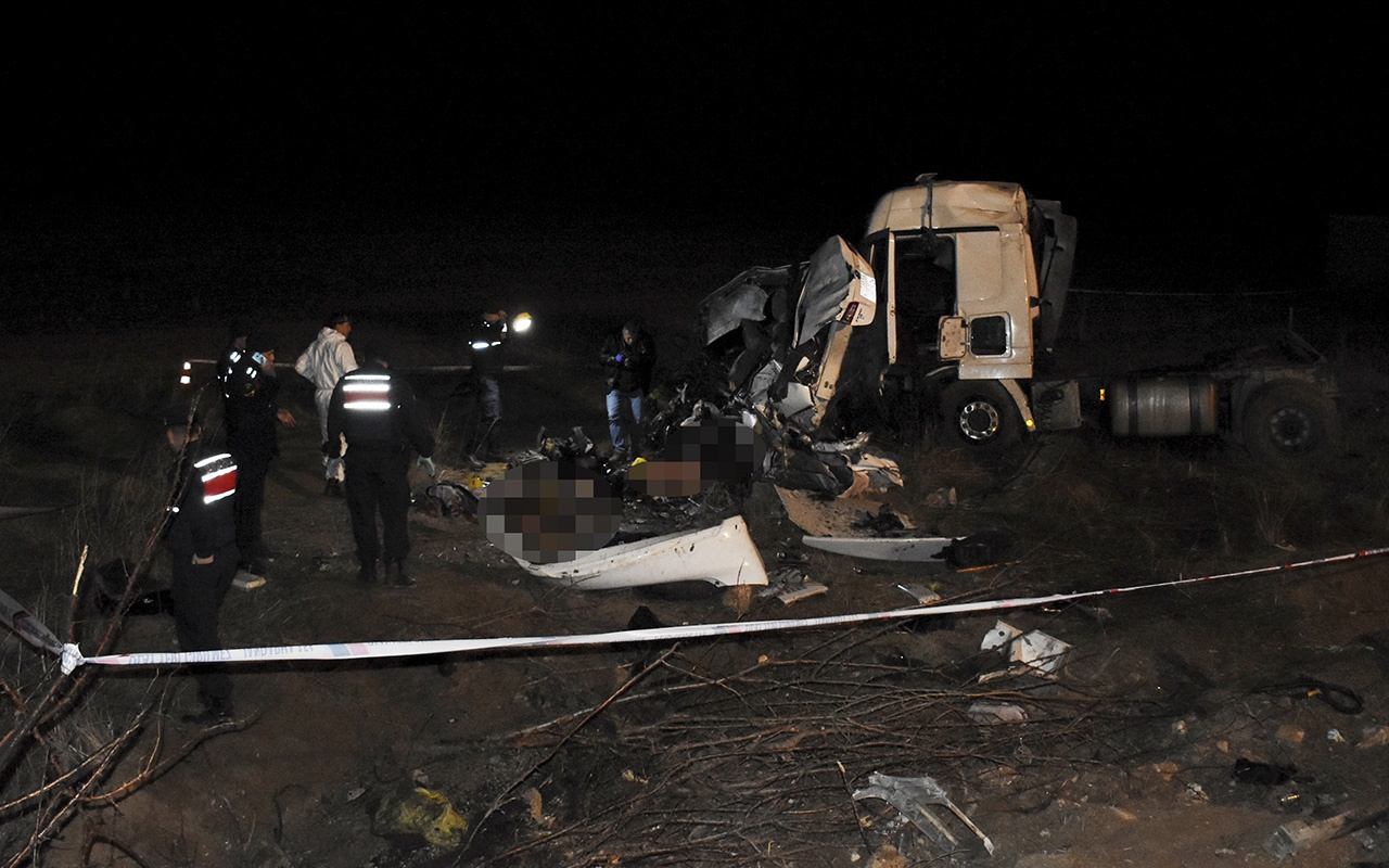 Kırşehir'de otomobille TIR çarpıştı: 3 ölü, 3 yaralı