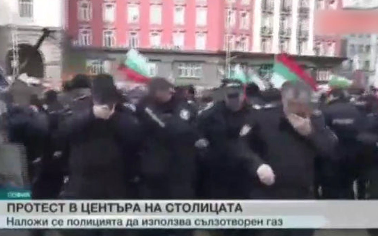 Bulgar polisi protestocular yerine kendilerine gaz sıktı