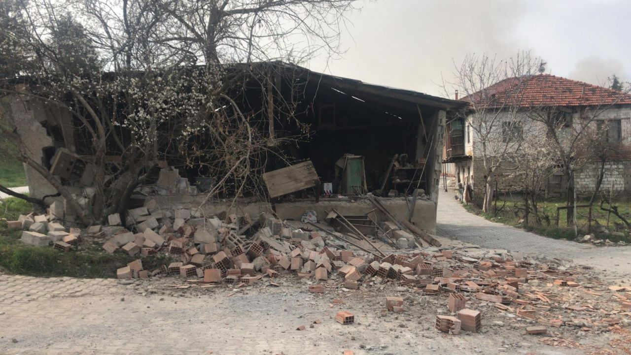 Denizli'de 5.5 büyüklüğündeki deprem 15 evi yıktı işte ilk görüntüler