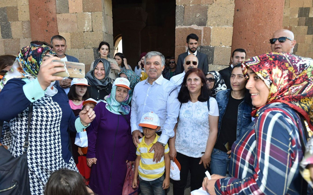 Abdullah Gül'ün lafı kime? Yeni Zelanda başbakanı twitiyle şaşırttı