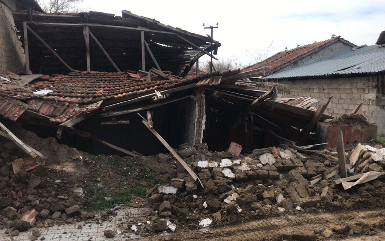 Denizli'de 5.5 büyüklüğündeki deprem 15 evi yıktı işte ilk görüntüler