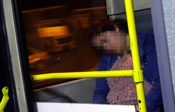 Herkes iniyor o kalıyor metrobüsteki gizemli kadının sırrı çözüldü