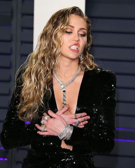 Miley Cyrus iyice abarttı çırılçıplak pozu ortalığı kasıp kavurdu!