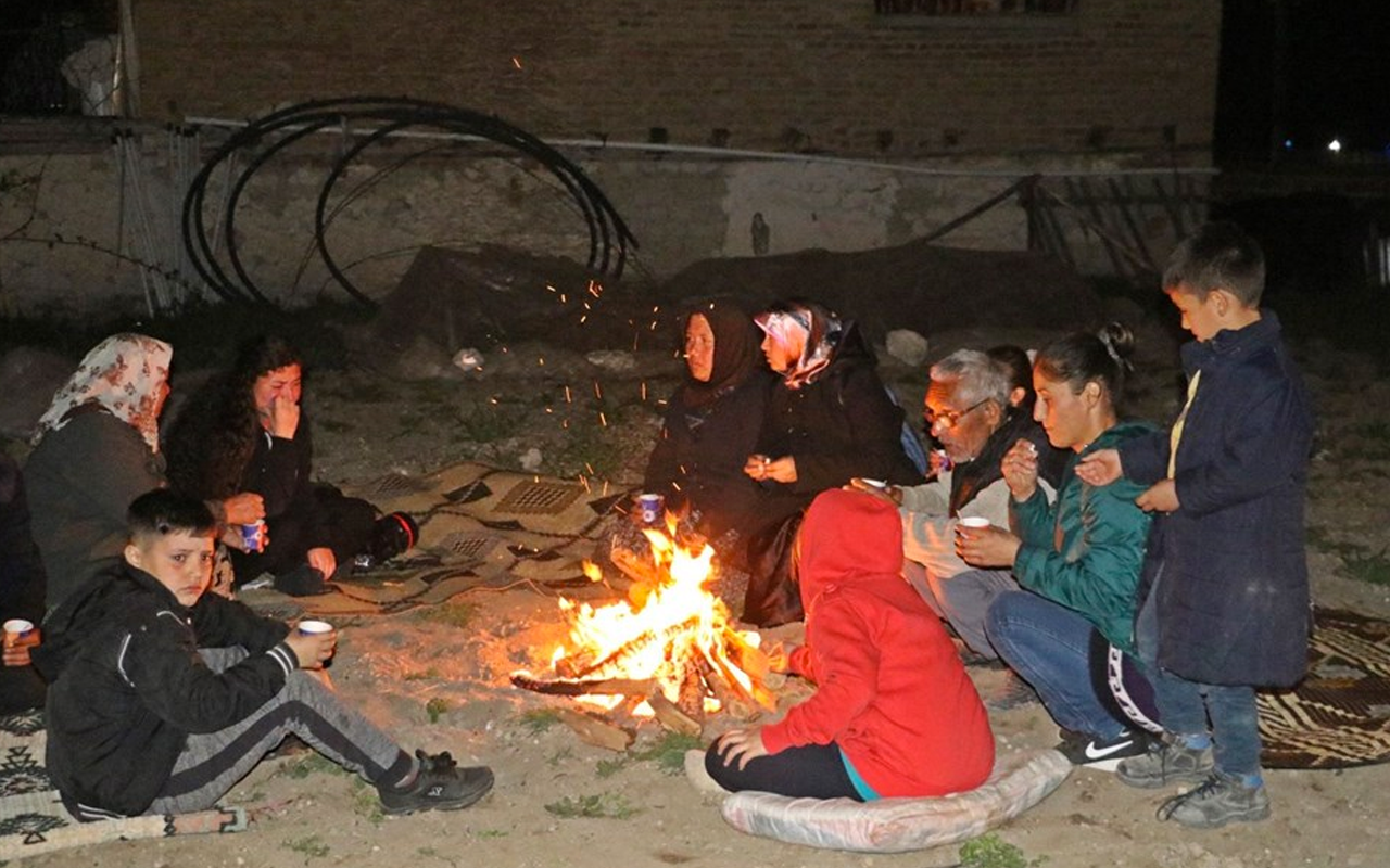 Deprem sonrası geceyi sokakta geçirdiler