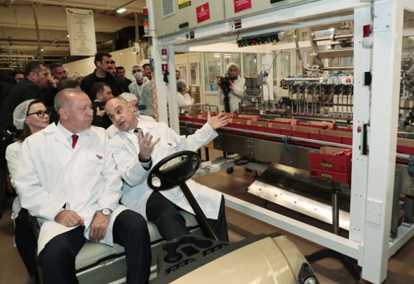 Cumhurbaşkanı Erdoğan, fabrikayı gezip tek tek inceledi ikramı geri çevirmedi