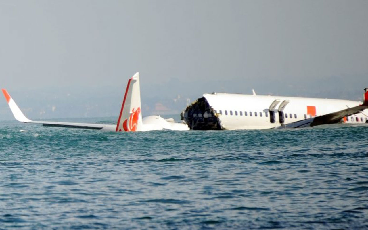 Endonezya'da uçak çakılırken pilotlar kılavuz arıyormuş