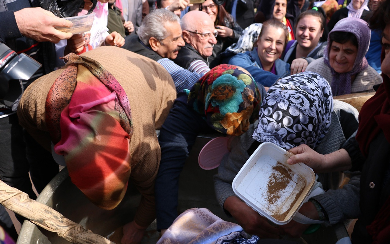 Manisa'da mesir festivali karma töreninde kazan izdihamı