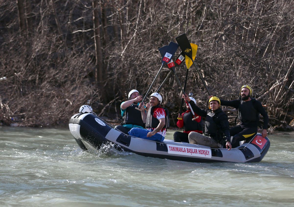 Bakan Varank Munzur nehrinde: Onların 'giremez' dedikleri yerde rafting yapıyoruz