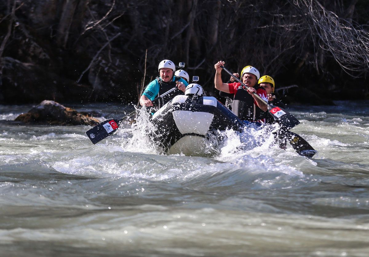 Bakan Varank Munzur nehrinde: Onların 'giremez' dedikleri yerde rafting yapıyoruz