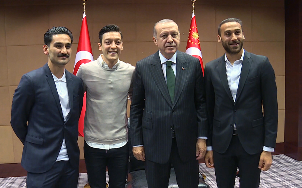Mesut Özil'den sonra bir Türk'e daha saldırı