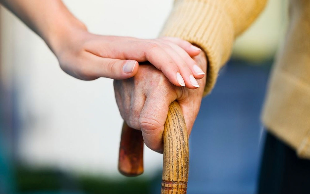 Uzmanlar yaşlılara yardım etmenin zararlı olduğunu açıkladı