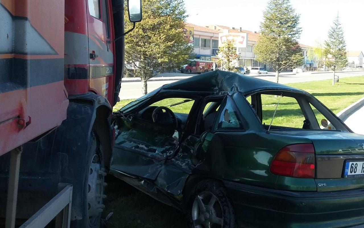 Aksaray'da feci kaza! Kamyon ile otomobil çarpıştı