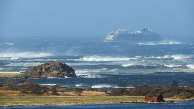 Norveç'ten yola çıkan Viking Sky gemisi için nefesler tutuldu