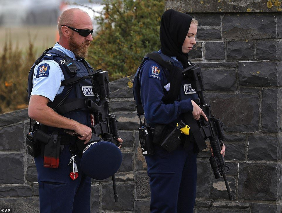 Yeni Zelanda'daki törende başörtüsü takan polisin kim olduğu ortaya çıktı
