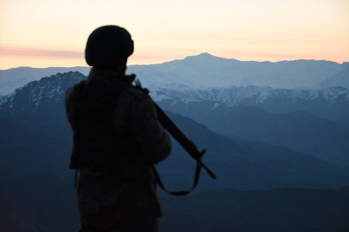 Sızmak isteyen PKK'lılarla göğüs göğüse çatıştılar üs komutanı olay anını anlattı