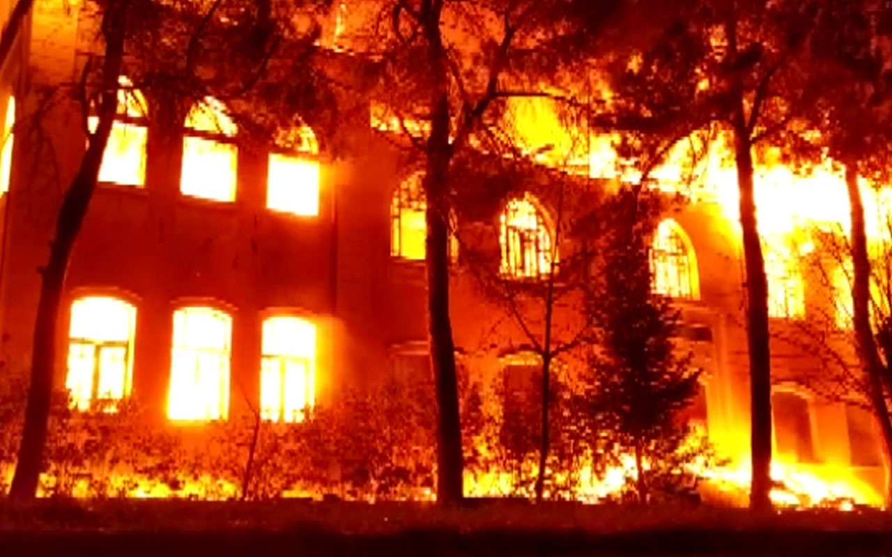 Denizli'de 91 yıllık tarihi Gazi Paşa Mektebi binasıda yangın