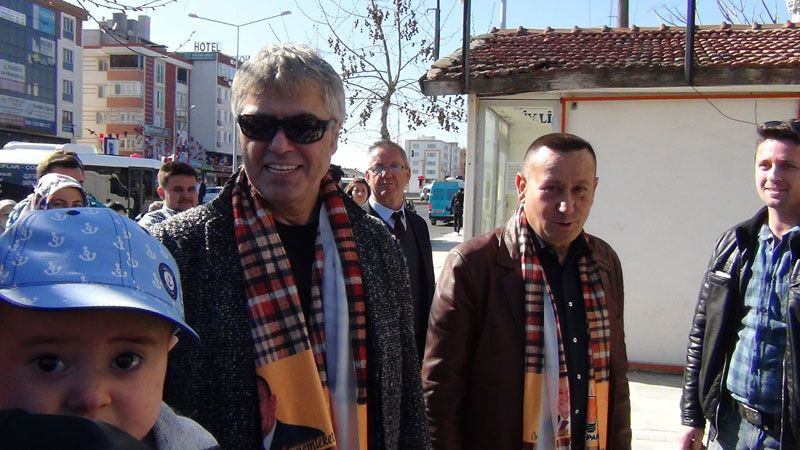Cengiz Kurtoğlu kapı kapı dolaşıp AK Parti adayına destek istedi
