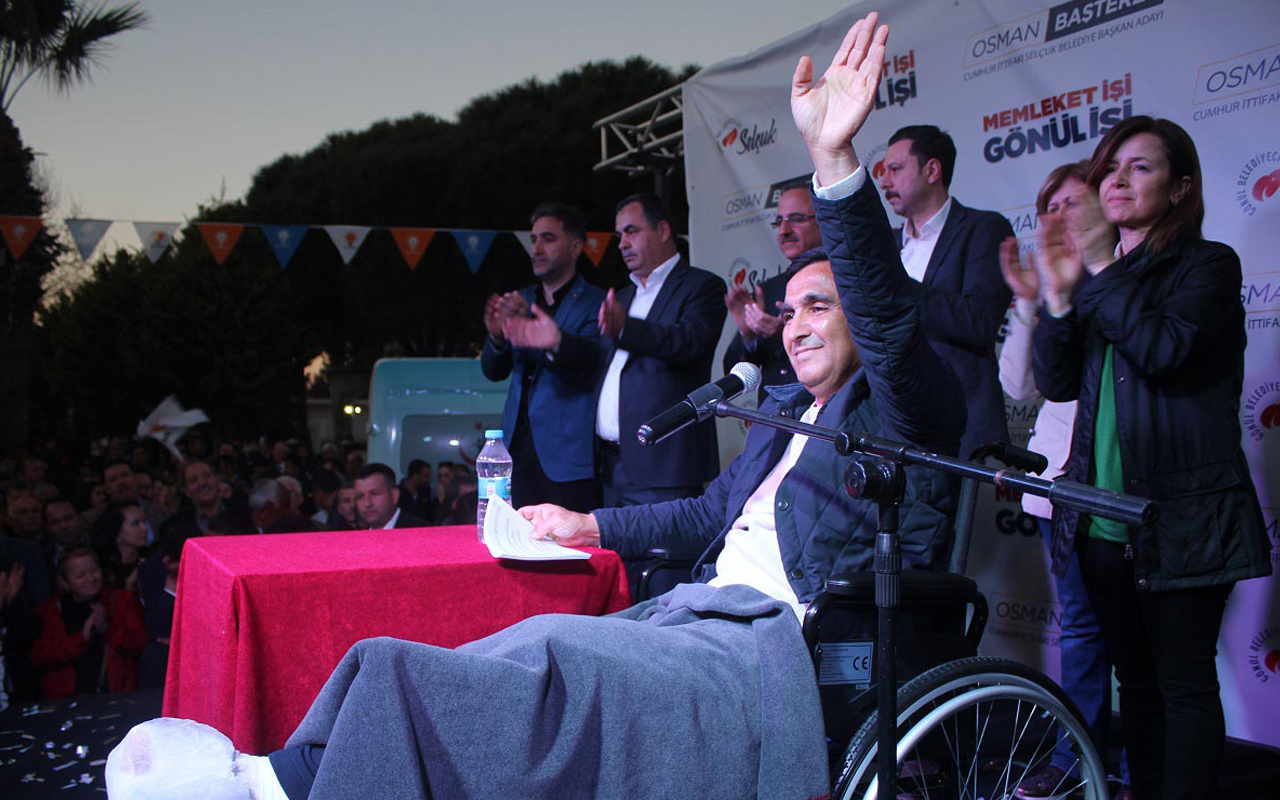 AK Parti'li aday, alçılı ayakla tekerlekli sandalyede miting yaptı