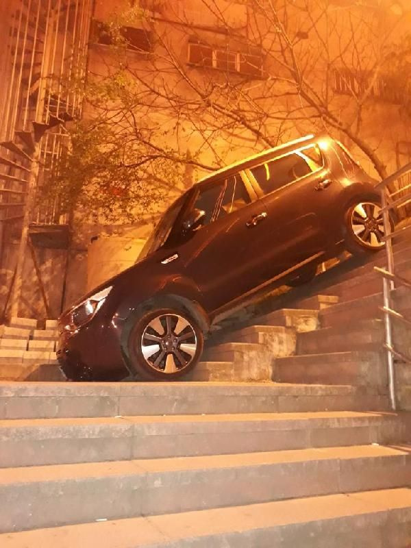 Kağıthane'de ilginç kaza! Merdivenleri yol sanınca...