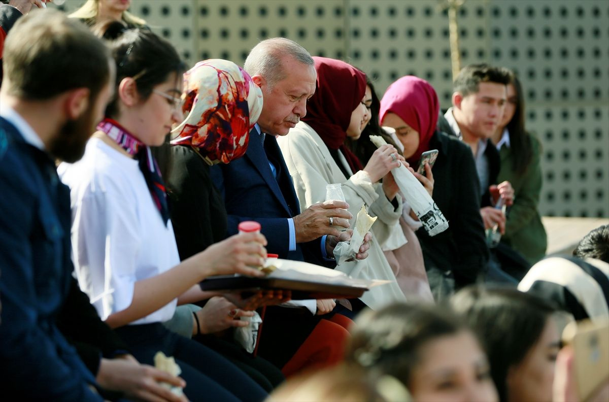 Erdoğan Atakule'de buluştuğu gençlerle program sonrası dürüm yedi