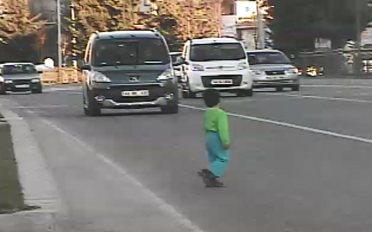Polis radar kamerasından gördü! Malatya'da çocuğu böyle kurtardı