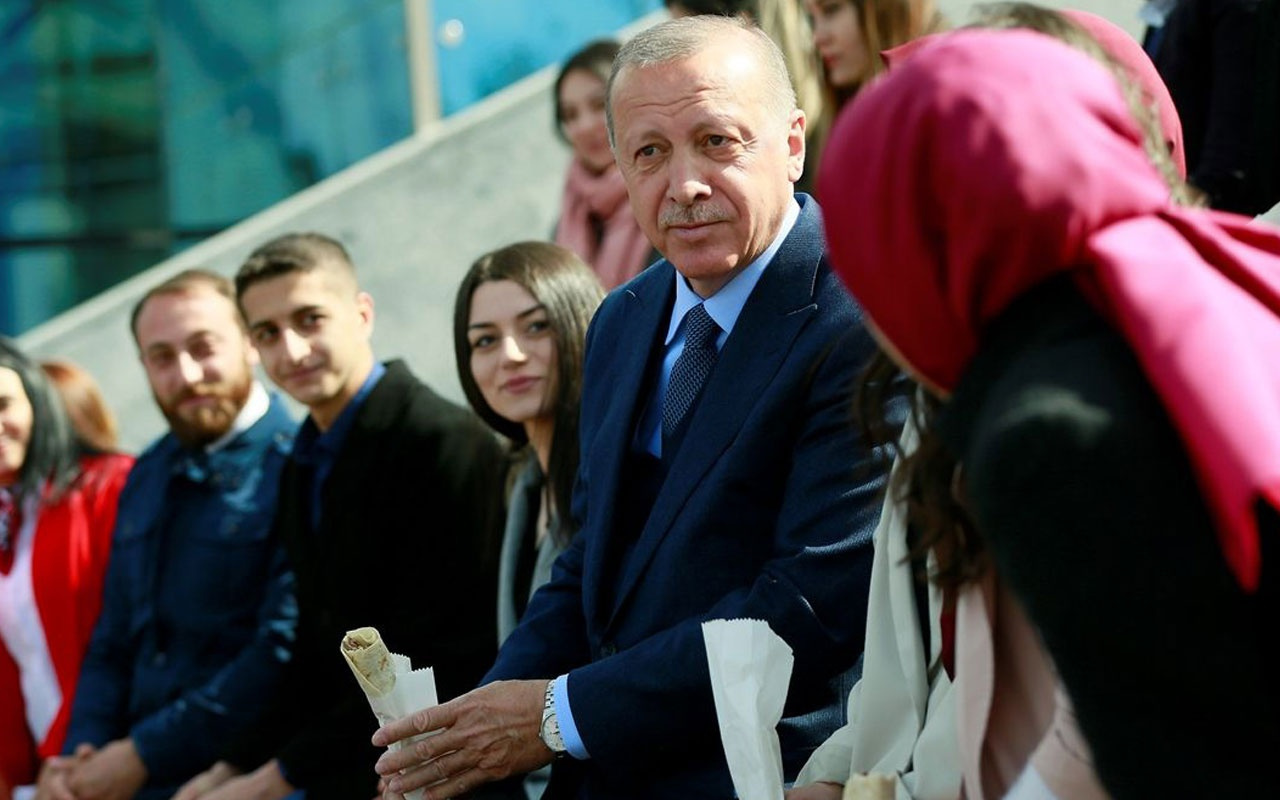 Erdoğan canlı yayının ardından gençlerle dürüm yedi