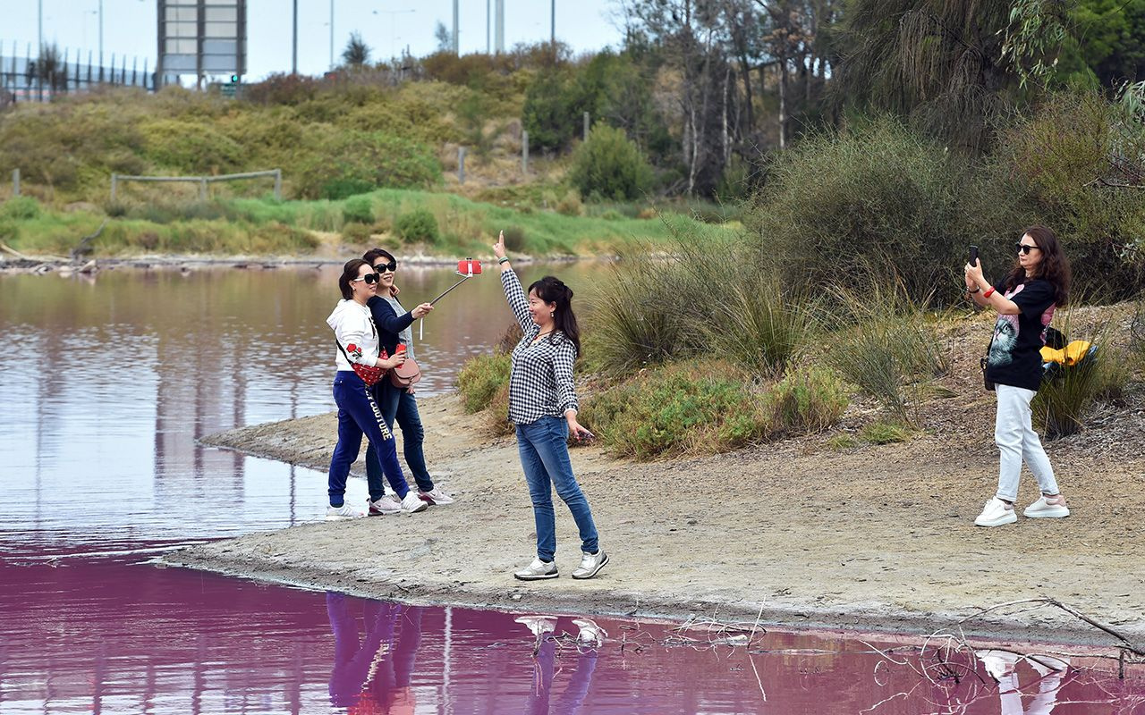 Avustralya'da bir göl pembe renge büründü
