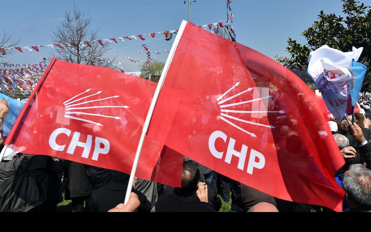 CHP'li Battal İlgezdi Ataşehir'de başörtüsü dağıttı