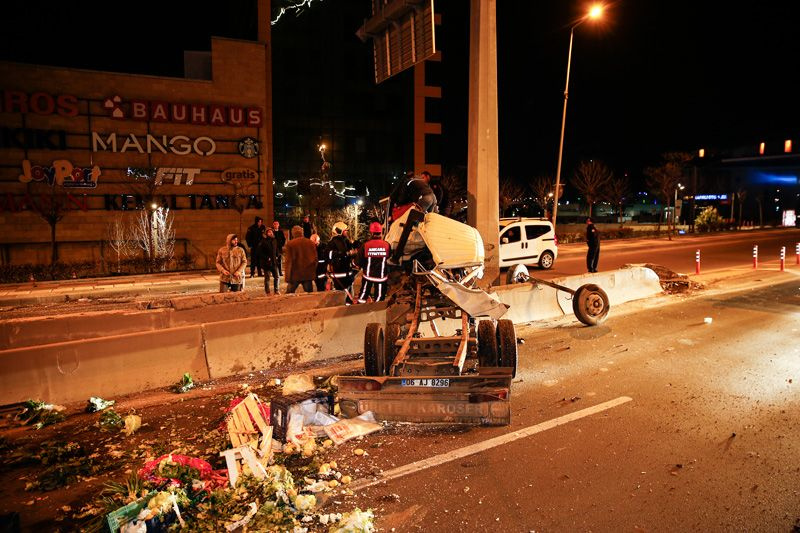 Ankara'da feci kaza hurdaya dönen kamyonda sıkışan sürücü böyle kurtarıldı