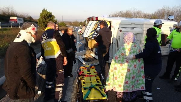 Düzce'de minibüs devrildi: 17 yaralı