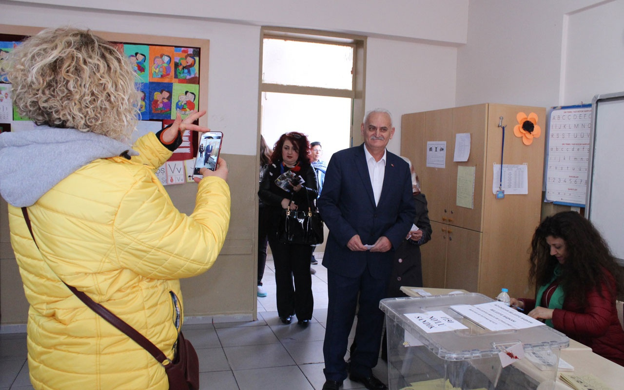 Herkes Binali Yıldırım zannetti! Benzeri meraklı bakışlar arasında oy kullandı