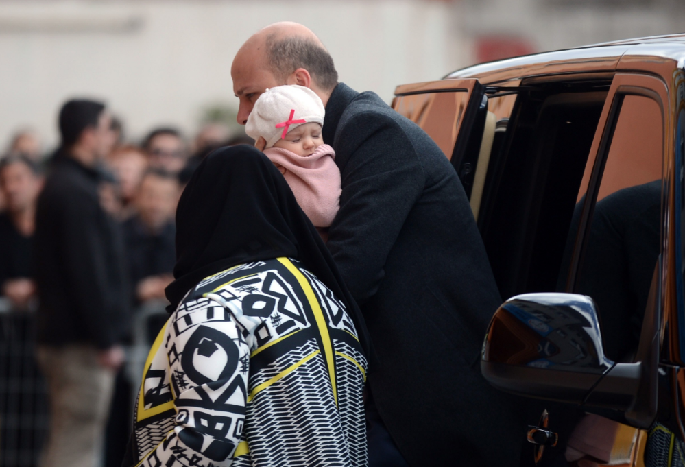 Bilal Erdoğan oy kullanmaya eşi ve çocuğuyla geldi