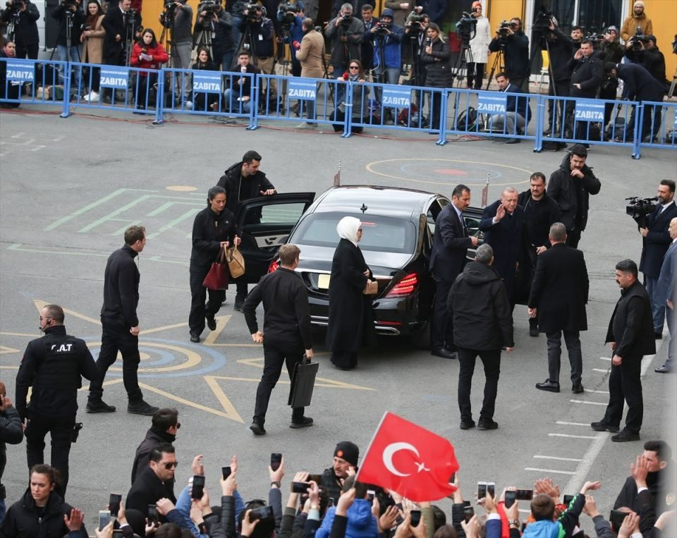 İstanbul Üsküdar'da oyunu kullanan Erdoğan'a coşkulu karşılama