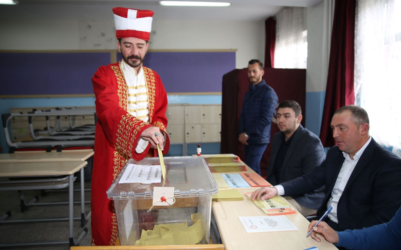 Nevşehir'de oyunu mehter kıyafeti ile kullanan vatandaş ilgi odağı oldu