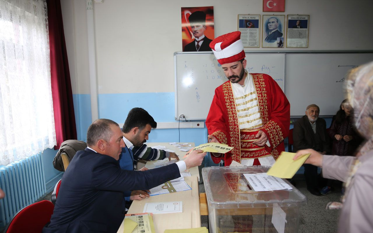 Nevşehir'de oyunu mehter kıyafeti ile kullanan vatandaş ilgi odağı oldu