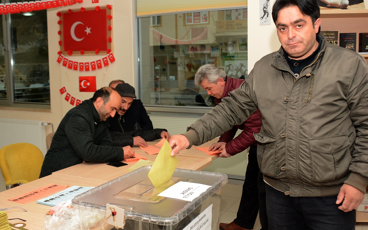 Türkiye sandık başında oy verme işlemi başladı