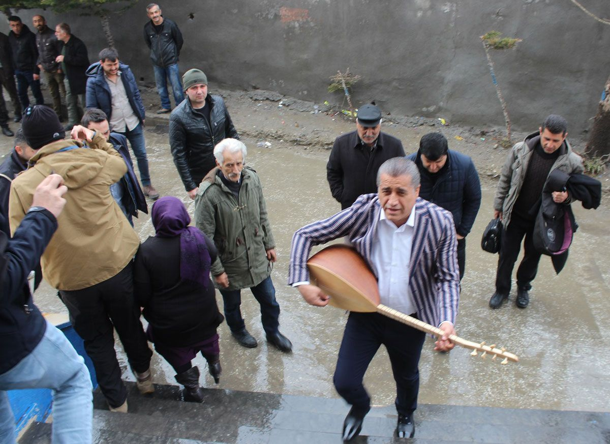 Türkücü Aydın Aydın oy kullanmaya giderken yine yaptı yapacağını!