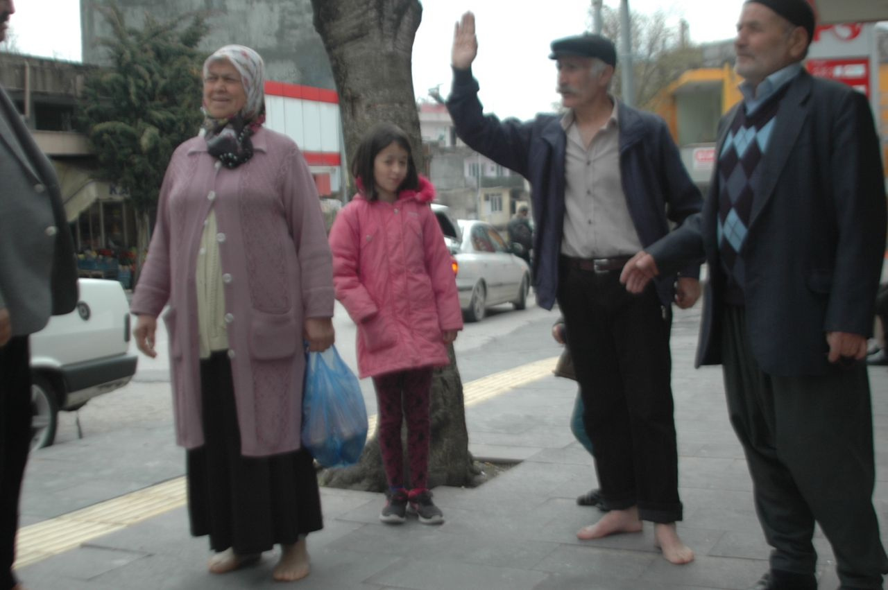 Oy kullanmaya çıplak ayak gittiler! İşte çok şaşırtıcı nedeni