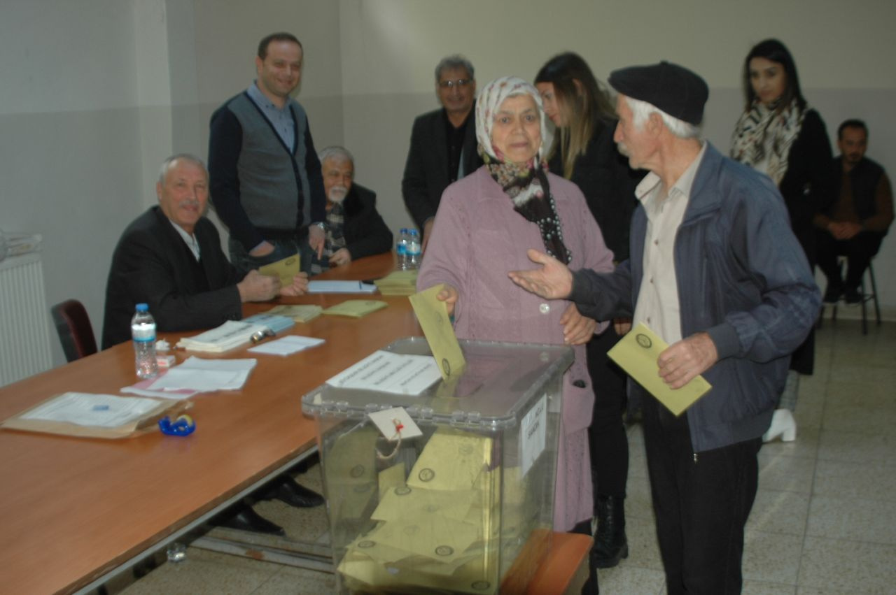 Oy kullanmaya çıplak ayak gittiler! İşte çok şaşırtıcı nedeni